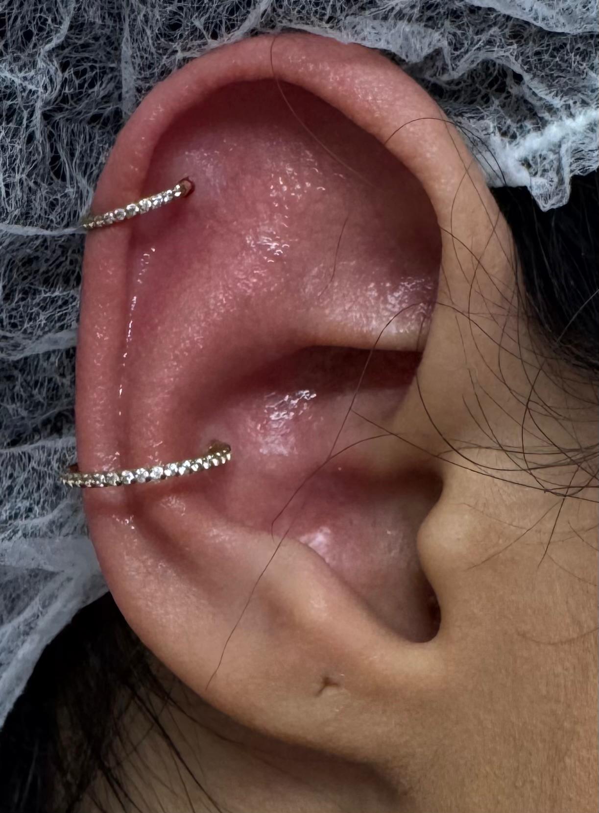 Piercings prateados delicados