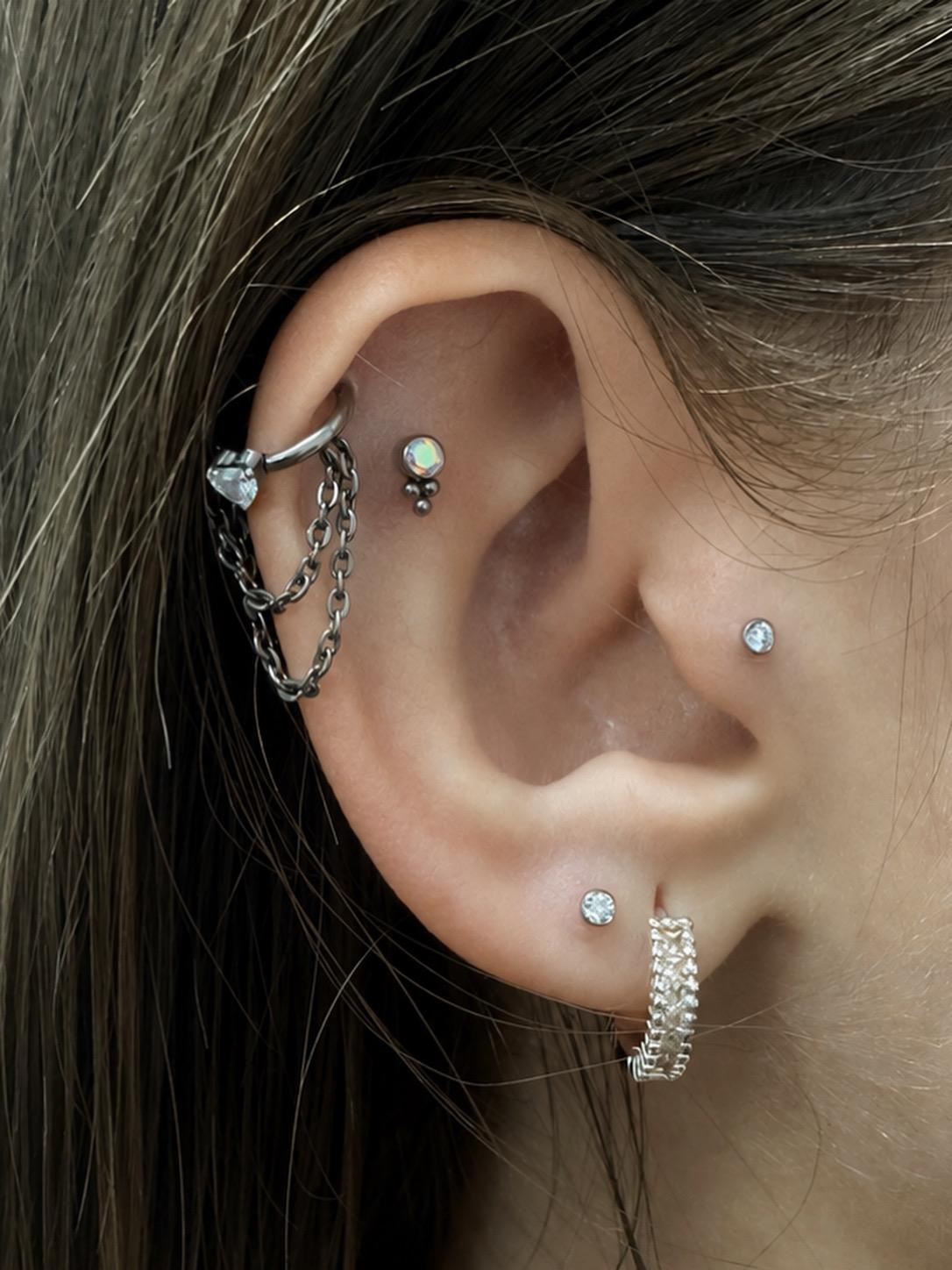 Curadoria de piercings com corrente