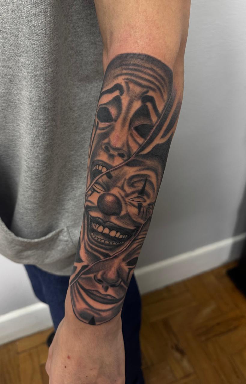 Tatuagem blackwork com máscaras