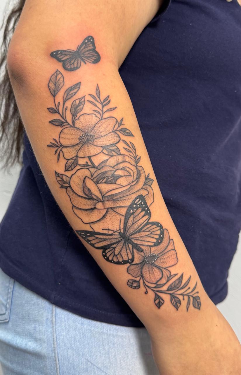 Tatuagem de flores e borboletas