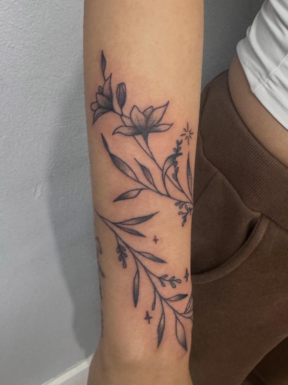 Tatuagem botânica delicada