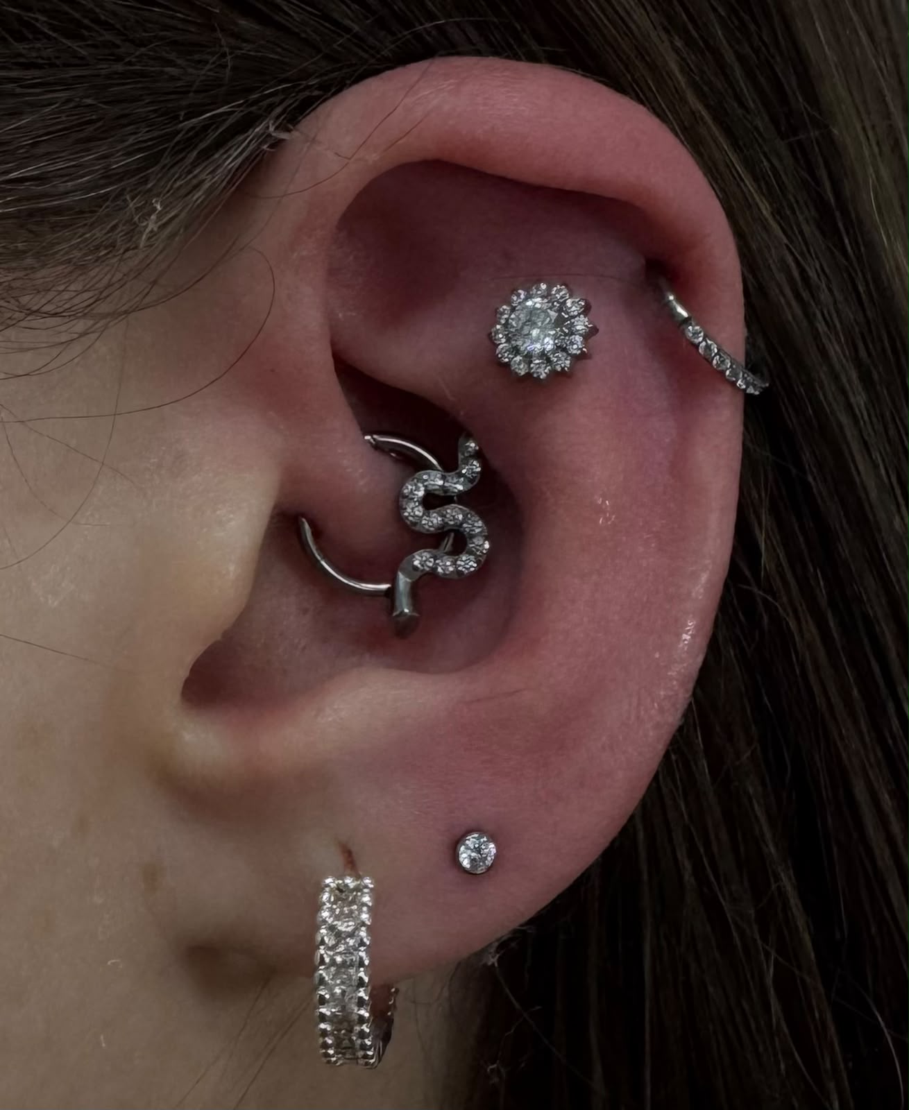 Curadoria de piercing com joias prateadas